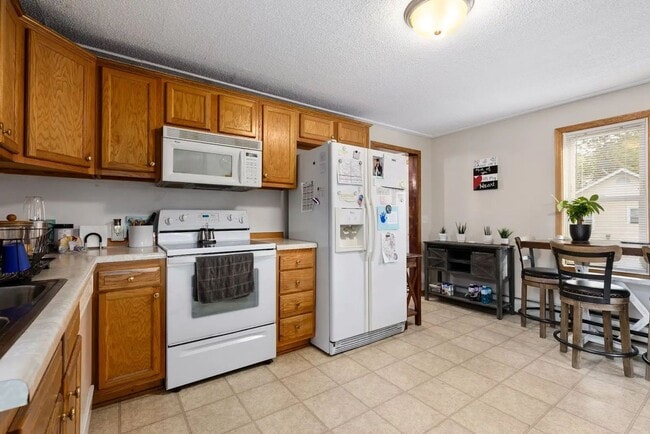 Building Photo - Cozy 3 bedroom, 1 Bathroom Home On Corner ...