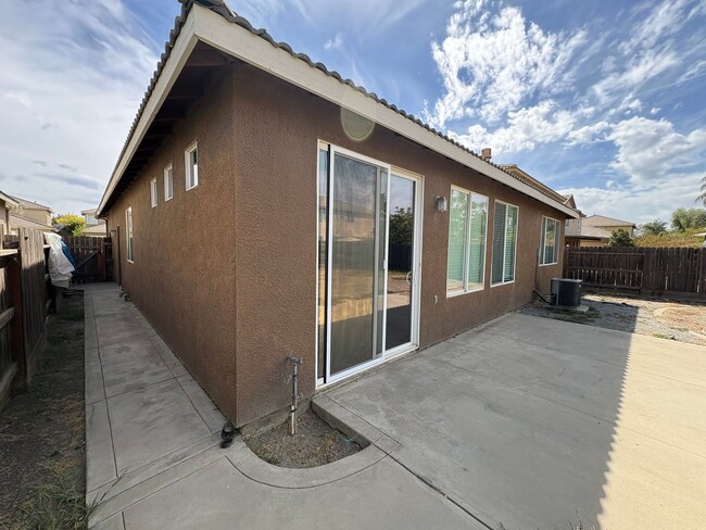 Building Photo - 3042 W Delta Ave