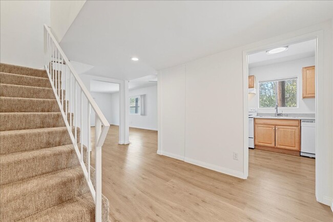 Building Photo - 5709 Hazeltine Ave