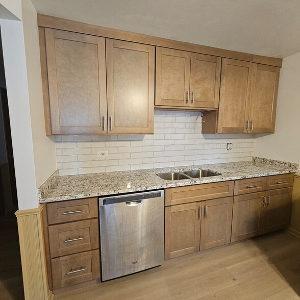 Building Photo - 8611 W Summerdale Ave