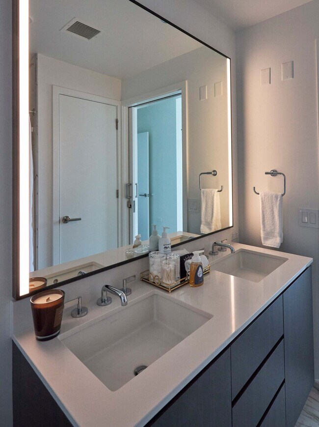 Building Photo - 1006 S Michigan Ave