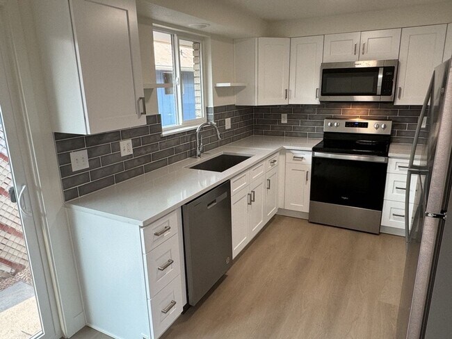 Building Photo - Completely Renovated 2BD/1BA Condo w Attached Garage