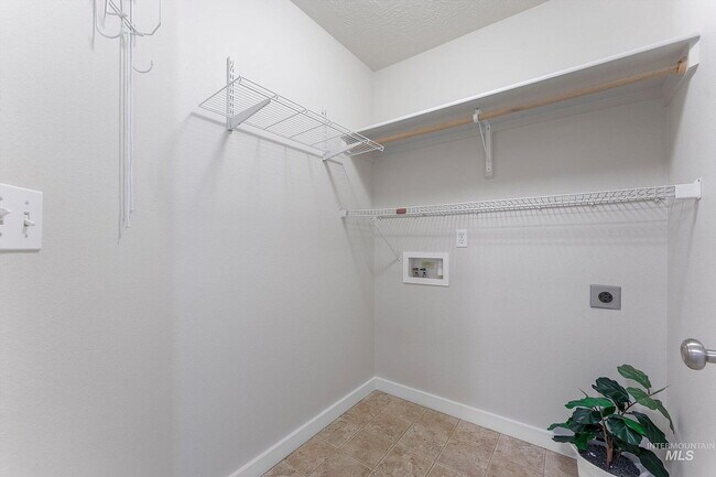 Building Photo - Single Family Home For Rent
