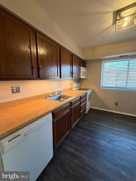 Building Photo - 1 Summit Hill Ct