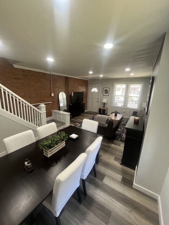 Building Photo - 220 E Liberty St