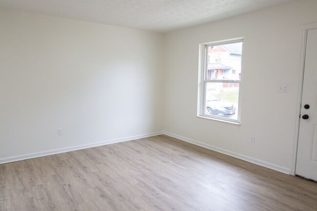 Building Photo - 731 E Deshler Ave