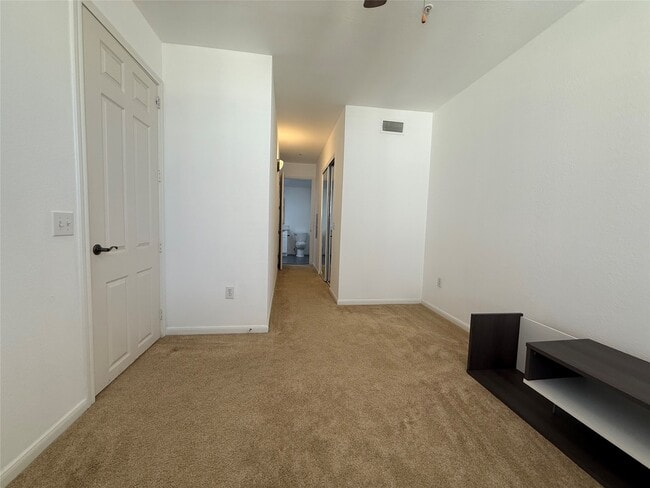 Building Photo - 7575 Kirby Dr