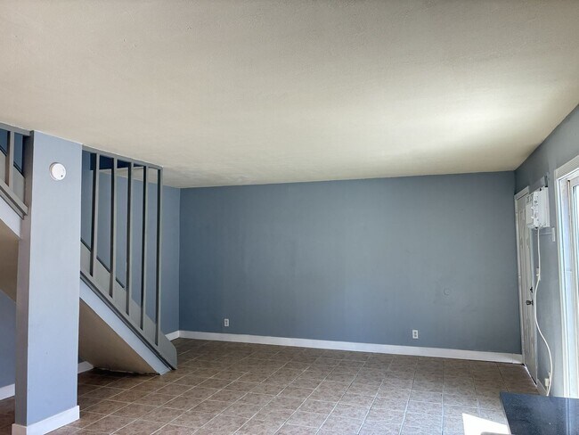 Building Photo - 1129 E La Deney Ct