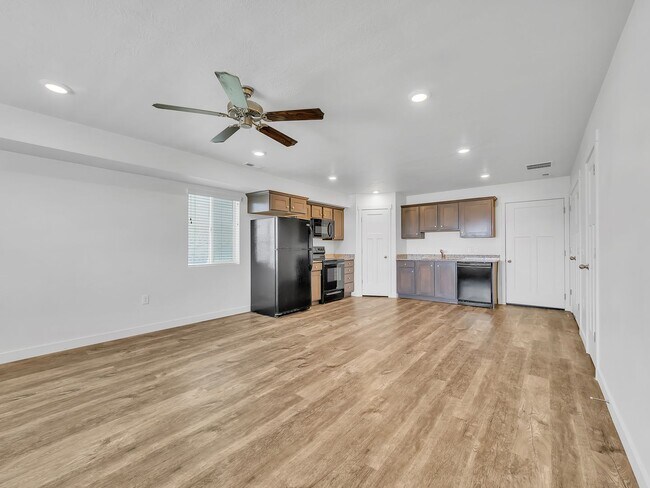 Building Photo - Herriman 3 Bedroom Townhouse Ready to be Called Home!