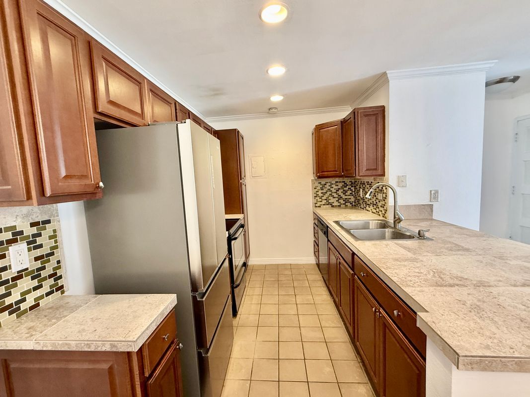 Building Photo - 2521 W Sunflower Ave