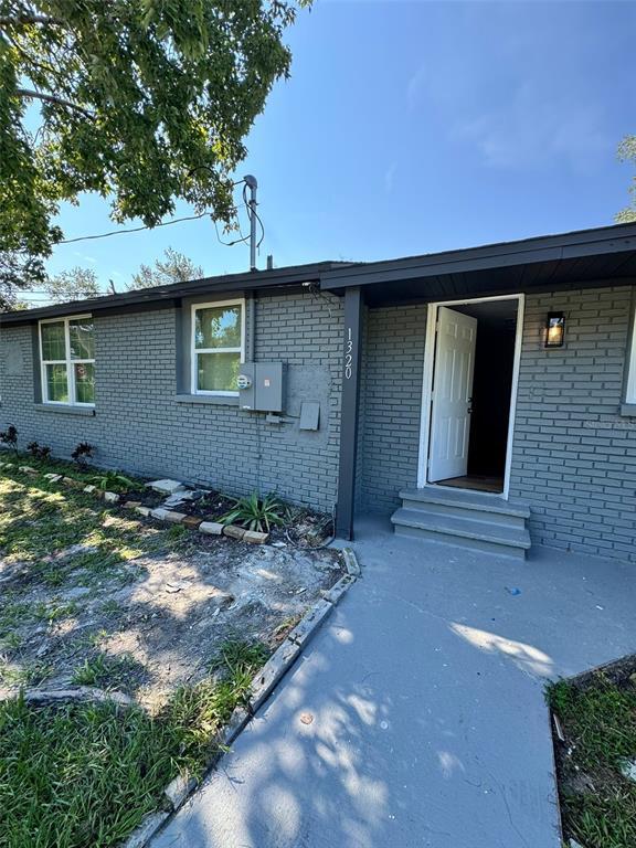 Building Photo - 1320 S Oleander Ave