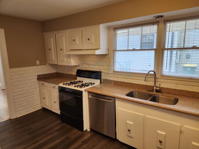 Building Photo - Forest Park School District!