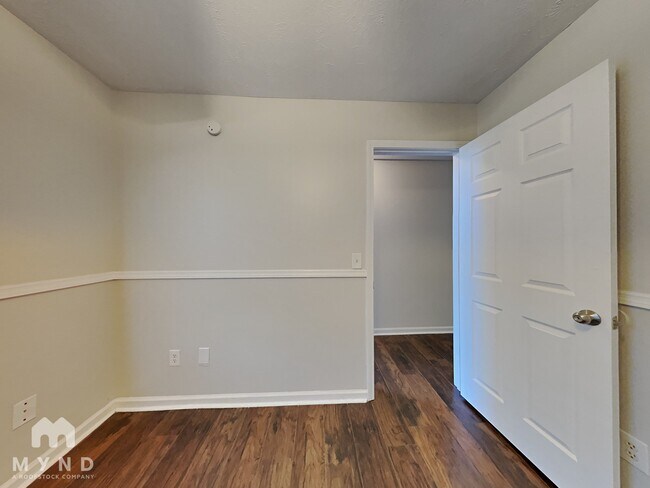 Building Photo - 207 Lake Forest Dr