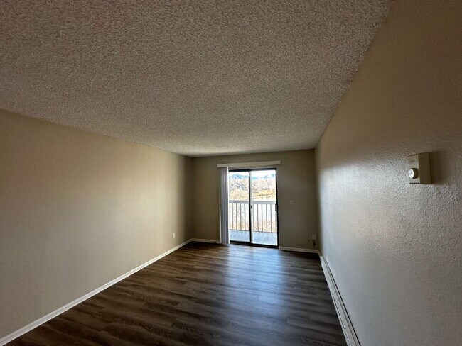 Building Photo - Beautiful Top Floor Condo with Great Views!