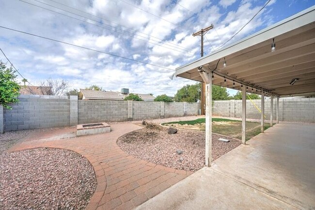 Building Photo - COMING SOON! Amazing 3 Bed, 2 Bath Home Lo...