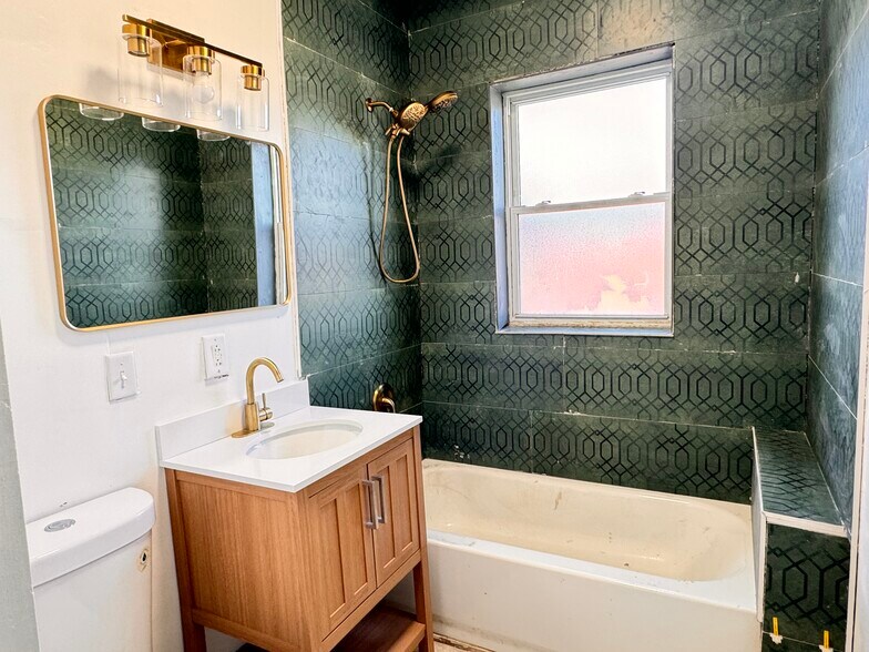 Building Photo - 2833 W 66th St