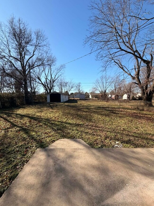 Building Photo - Beautiful 3 bedroom / 2 bathroom house in Joplin Mo with fenced in Yard!!