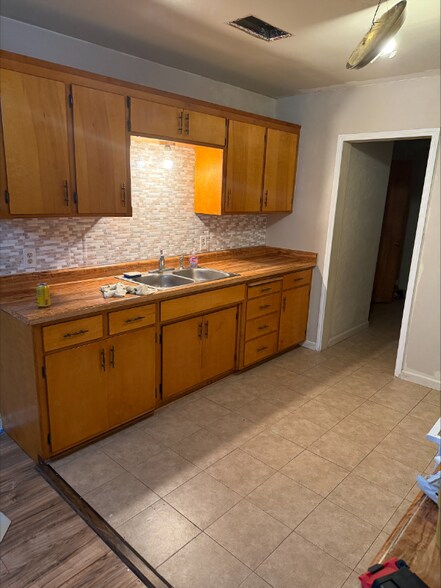 Building Photo - 1690 Almond Ave