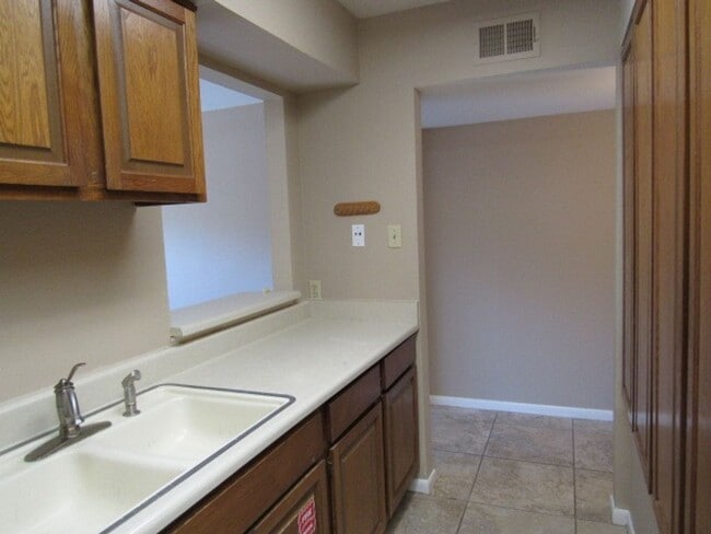 Building Photo - 2725 Santa Fe Unit B - 2/Bed 2.5/Bath - $1300/month