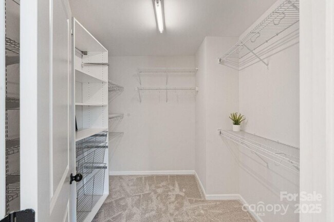 Building Photo - 2076 Waverly Ct