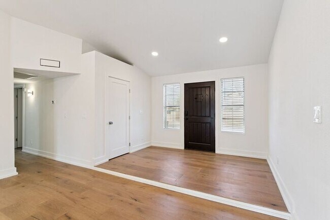 Building Photo - 923 N 59th St