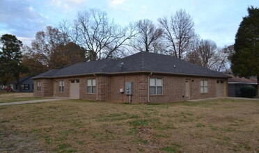 Building Photo - "Chic 2-Bedroom Duplex with Granite Elegance at 708-1 Freeman Street, Jonesboro!"