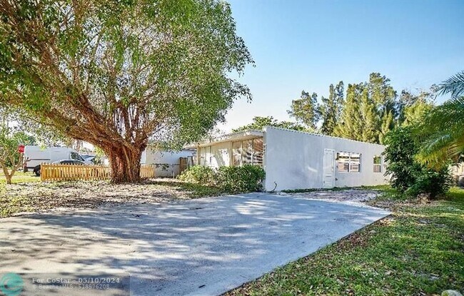 Primary Photo - 327 Lancaster St