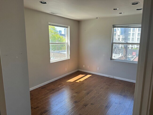 Building Photo - $3,200 / 1700ft2 - Prime Office Space for ...