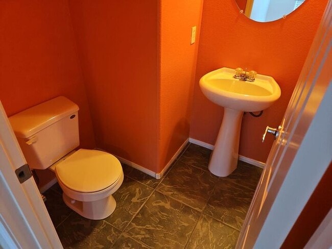 Building Photo - Beautiful 2 bedroom 2.5 bath !