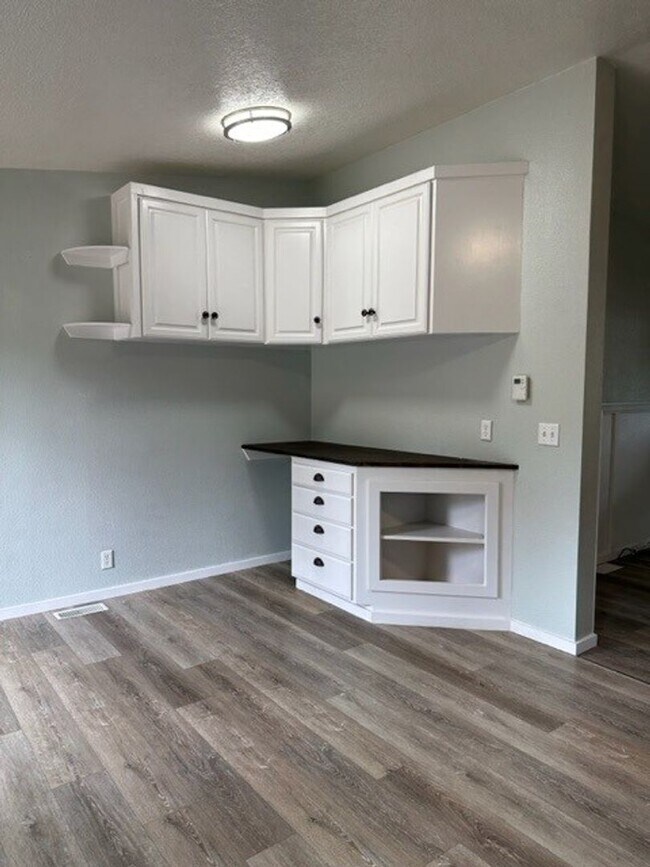 Building Photo - FREE RENT AND $1,000 SECURITY DEPOSIT - Single Level Updated Home w/ Spacious Yard and Loads of S...