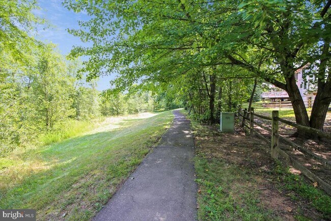 Building Photo - 5834 Waterdale Ct