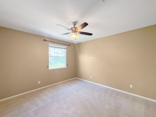 Building Photo - Beautiful 3B/2.5BA Townhome w/ Washer/Drye...