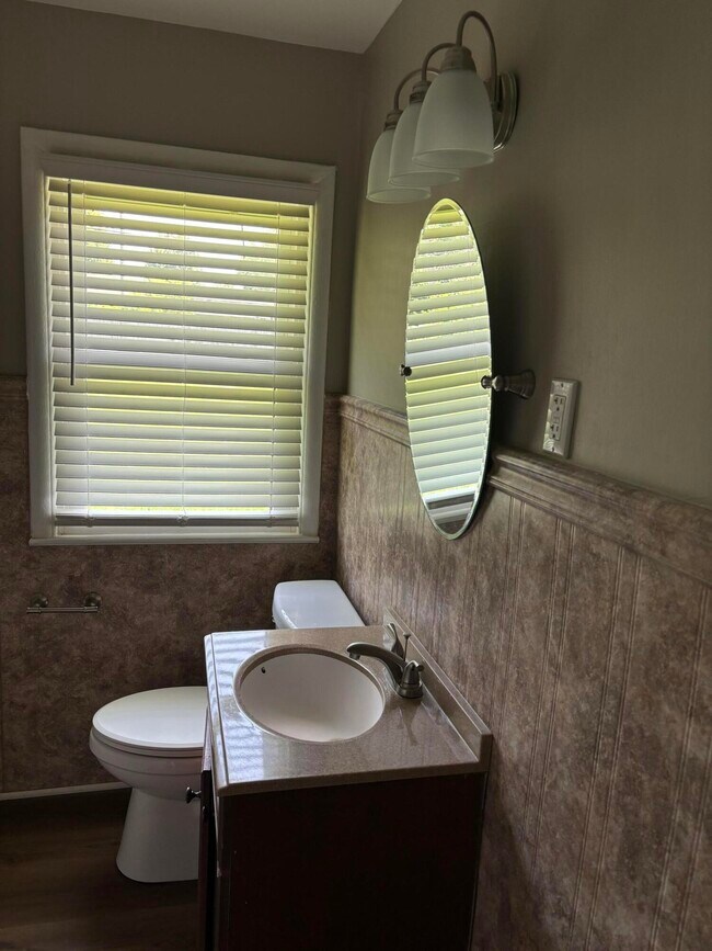 Building Photo - 817 Della Dr
