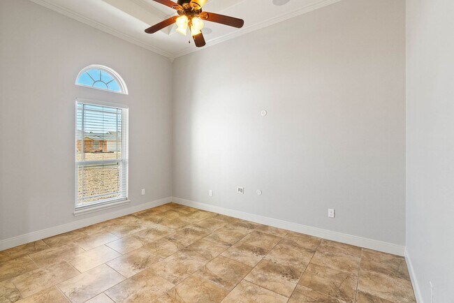 Building Photo - 4 Bedroom 3 Bath on the Island