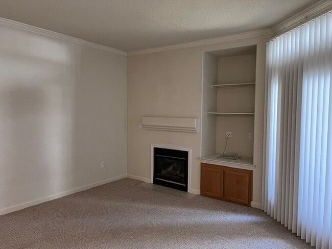 Building Photo - Gated condo with 1 car garage and community pool.