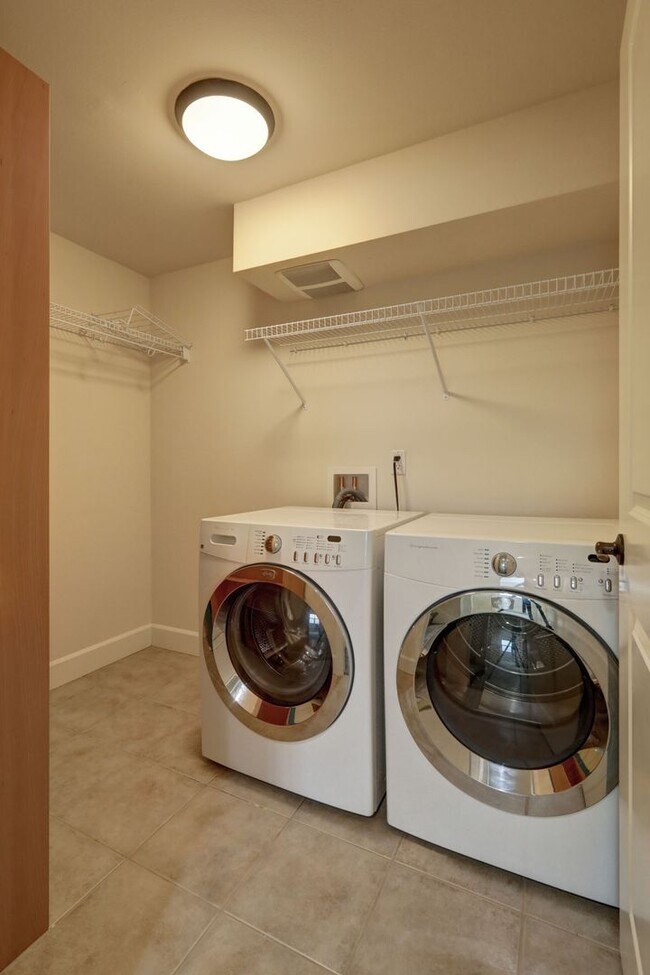 Building Photo - Grand 4 bedroom /2.5-bathroom Townhome w/ Sweeping Views of Lake Union & Cascades!