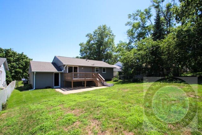 Building Photo - Discover this well-maintained 3-bedroom, 2-bath home in Omaha, NE