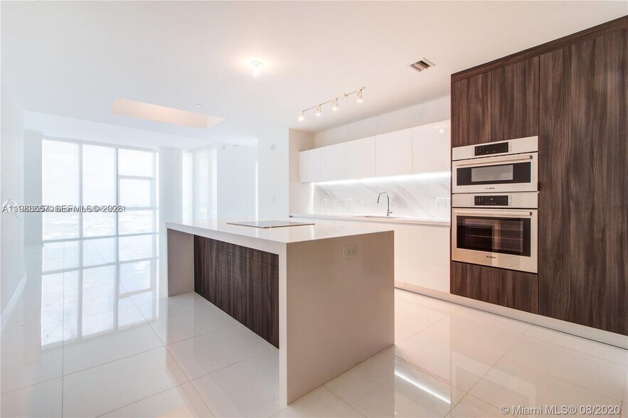 Building Photo - 851 NE 1st Ave