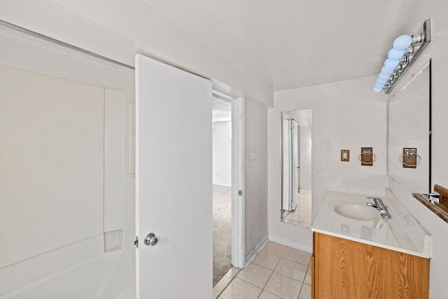 Building Photo - Rare Garage and Steps to Metro 4br  2ba