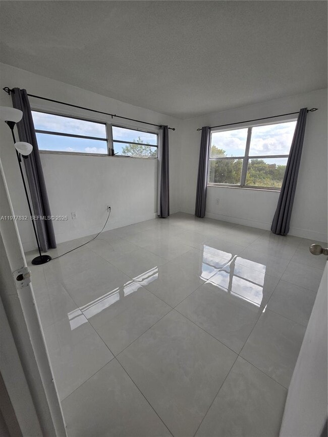 Building Photo - 1351 NE 191st St