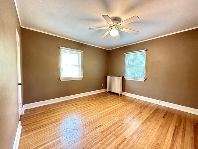 Building Photo - 2320 E 2nd St