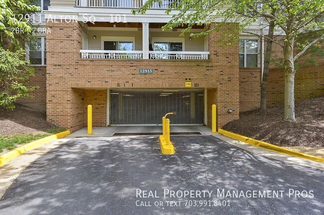 Building Photo - Beautifully Updated 2 Bedroom Condo for Re...