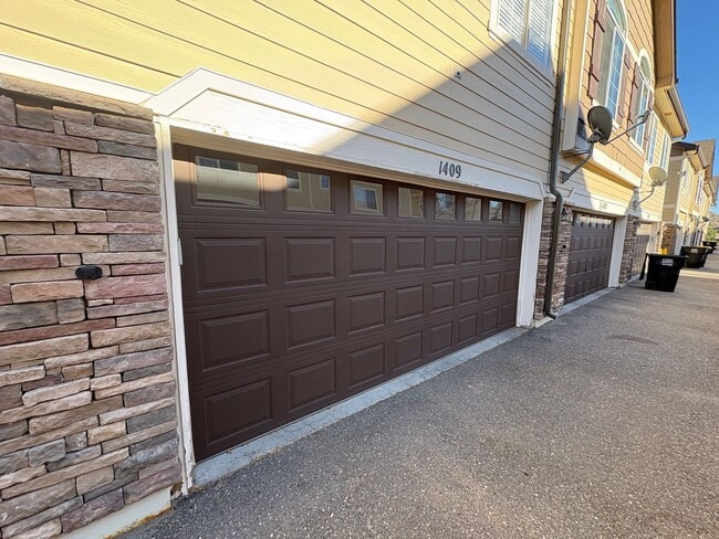 Building Photo - 3 Bed 3 bath Townhome in Castle Rock!