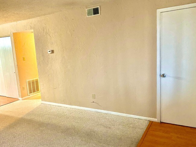 Building Photo - 220 Suppiger Ln