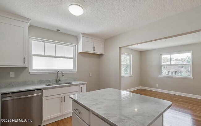 Building Photo - 2819 Oak St