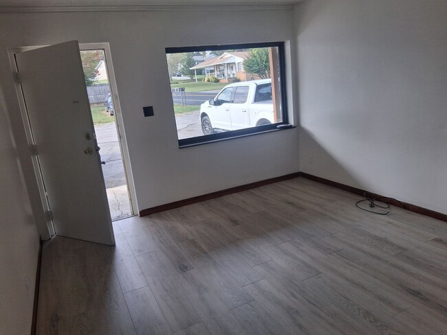 Primary Photo - Maryville 2 bedroom 1 bath apartment, wate...