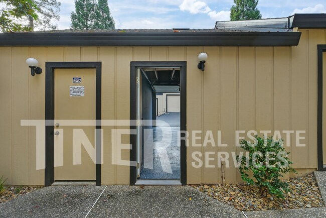 Building Photo - 9118 Madison Green Ln