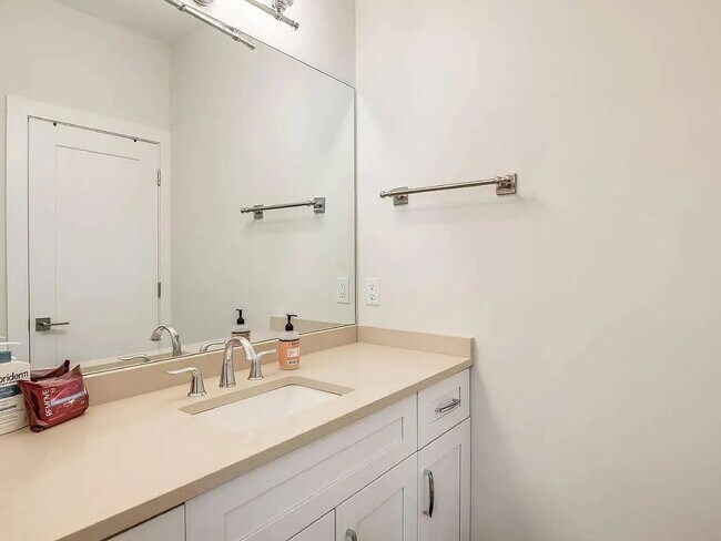 Building Photo - Furnished 6BR House in the Heart of Nashville