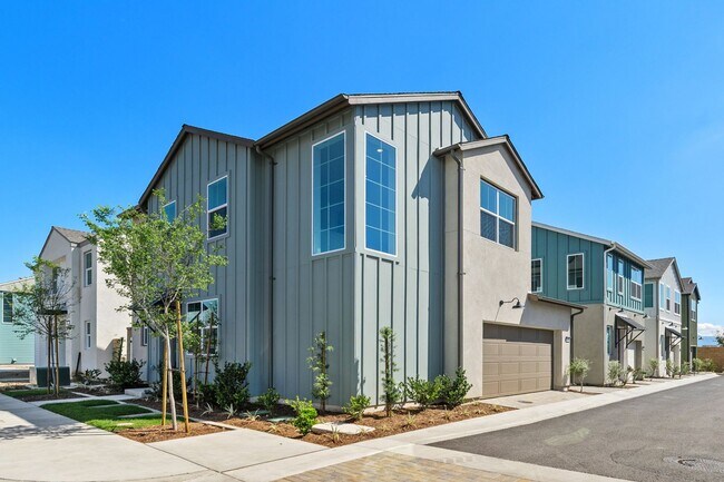 Building Photo - Modern Comfort & Style in Prime Ontario Location