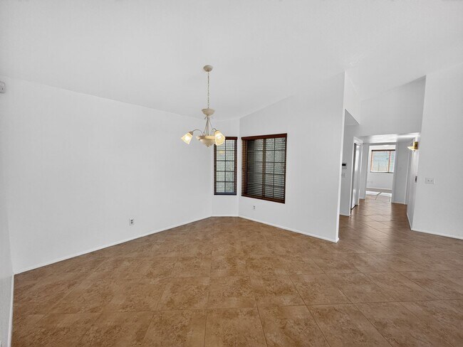 Building Photo - Spacious 4 Bedroom Pool Home in Quiet Cul De Sac